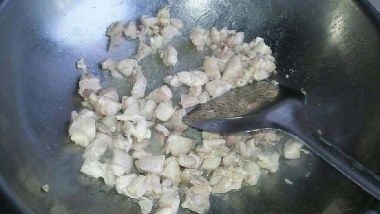 咖喱鸡腿饭,锅内放入适量的油烧热放入鸡肉炒至变色
