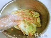 韩国泡菜,带上手套，将辣椒糊均匀的抹在白菜上