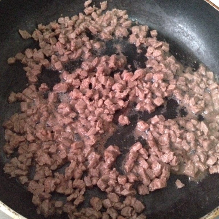 香辣牛肉酱,锅中不放油，倒入牛肉，炒出水分，锅稍微倾斜，让水分与肉分离
