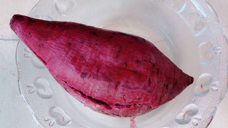 紫薯夹心蛋糕,<a style='color:red;display:inline-block;' href='/shicai/ 2643'>紫薯</a>提前蒸好，剥去外皮。