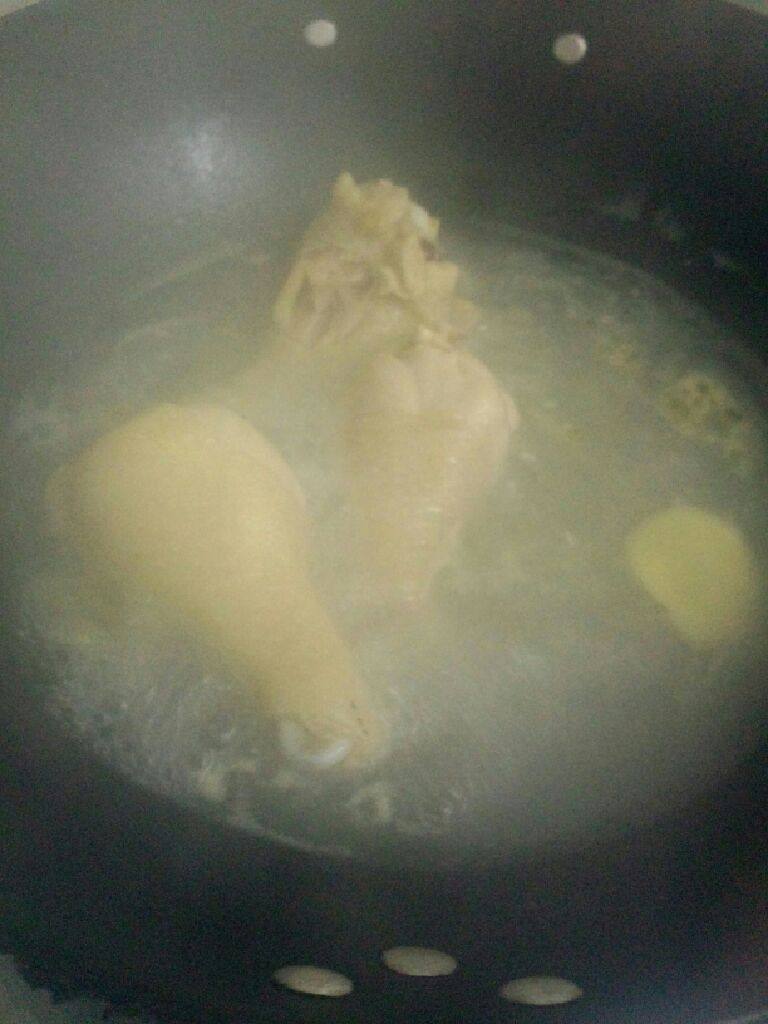 白切鸡腿,煮滚后在转小火煮二十分钟左右