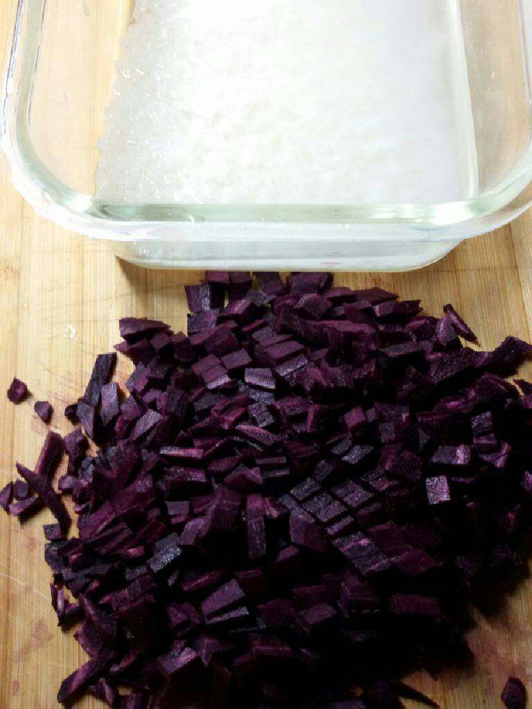 紫薯米糊,把紫薯切成小粒。