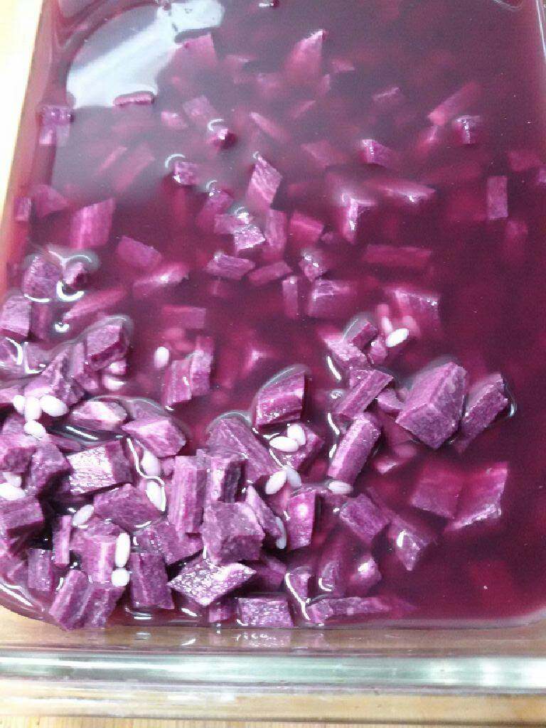 紫薯米糊,把<a style='color:red;display:inline-block;' href='/shicai/ 492'>大米</a>洗净，和切好紫薯粒加适量清水浸泡一晚上。