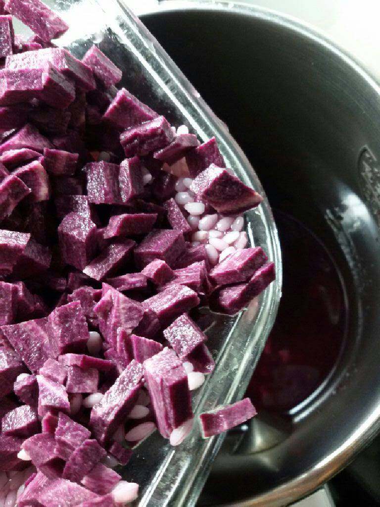 紫薯米糊,把浸泡好的紫薯粒，大米和水一起加入豆浆机。