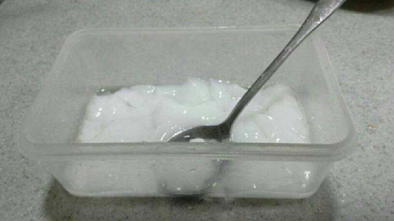 木瓜奶冻,把果冻放在保鲜盒里用勺子捏碎
