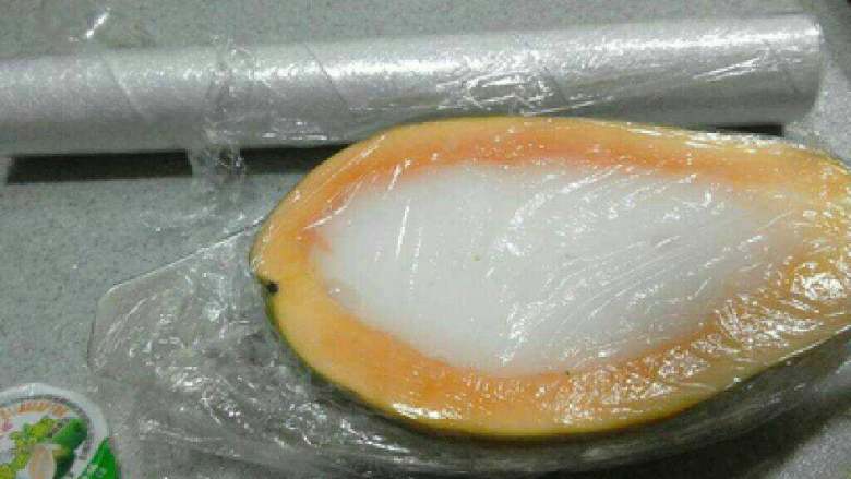 木瓜奶冻,盖上保鲜膜放冰箱5-6个小时