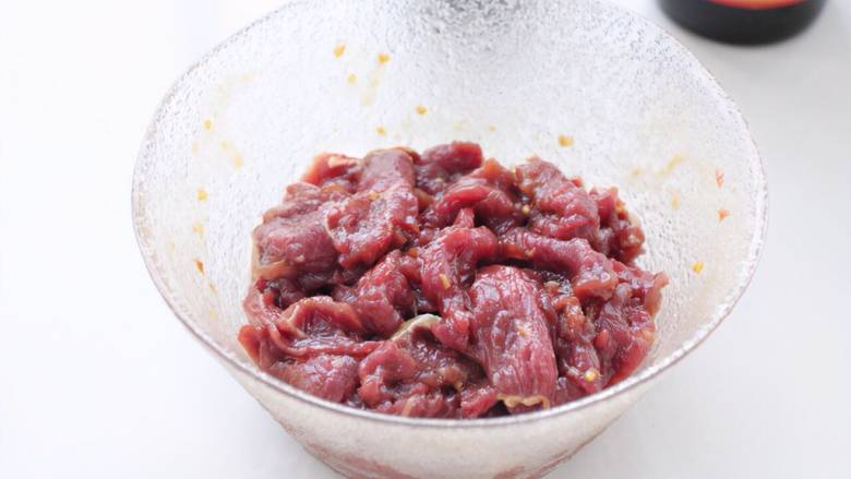 滑蛋牛肉,再淋入一勺食用油，抓拌均匀腌制十分钟使之入味。