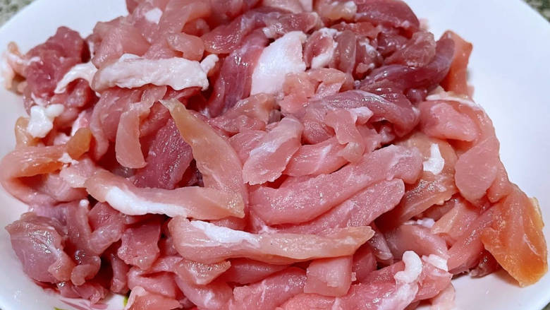 京葱炒肉丝,猪肉切成粗细均匀的细条状