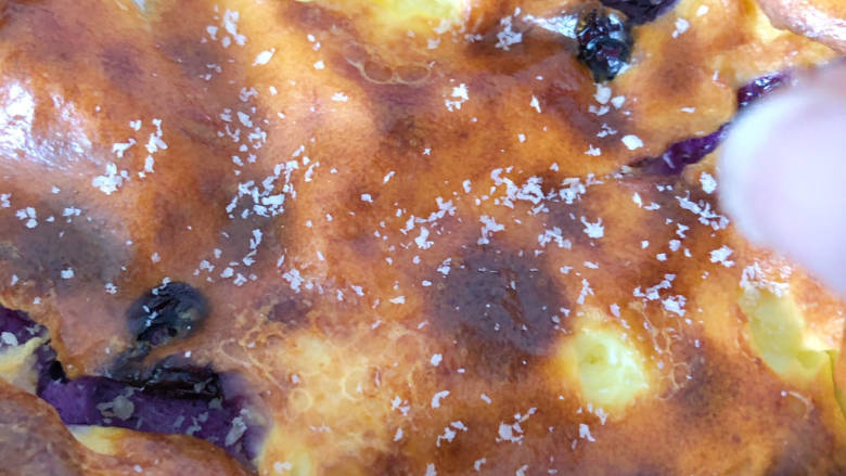 蓝莓爆酱酸奶蛋糕,可以再撒些椰蓉点缀。