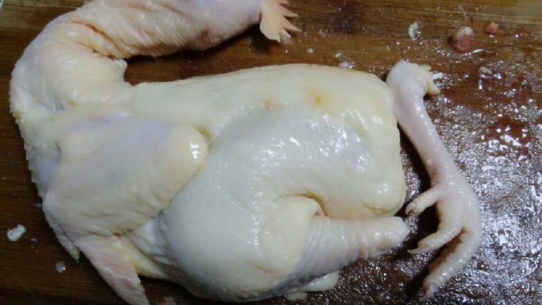 白切鸡,鸡洗净后剁成两半(我用的半只鸡)。