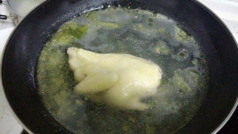 白切鸡,然后，打开锅盖，鸡煮好了。也可以用一根筷子插一下鸡身，如果没有血水流出就代表煮熟了。