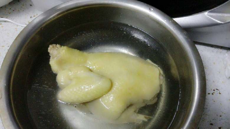 白切鸡,将鸡捞出，放入冷开水中让其迅速降温，这个步骤可以保持鸡肉肉质的鲜嫩。