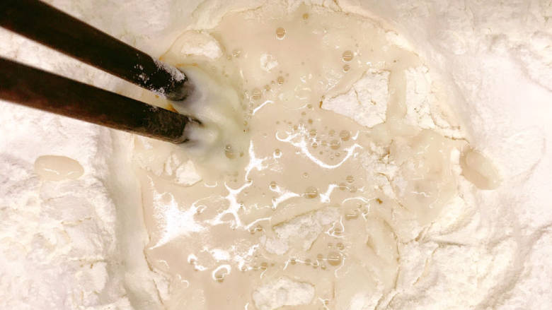 豆角焖卷子,几分钟后将酵母水倒入面粉中