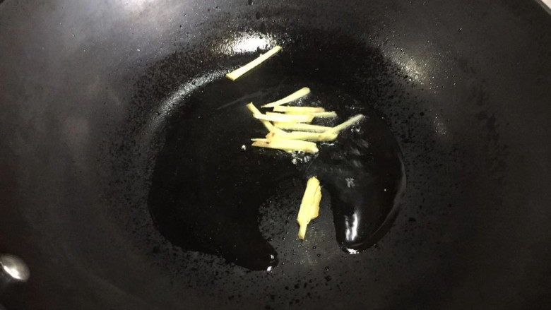 干锅菜花五花肉,锅内倒油，下入姜丝