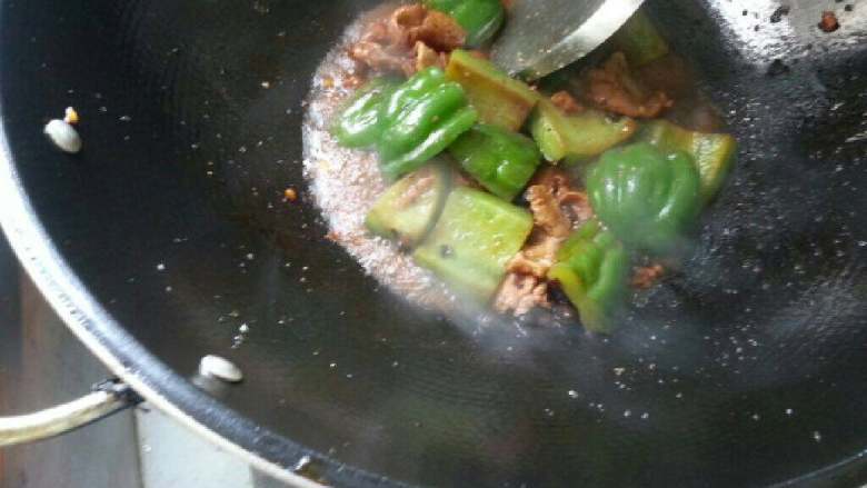 肉片凉瓜、,最最后加半勺温水烧至汁收干后、即盛出。