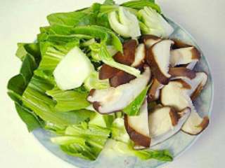 香菇油菜,香菇和油菜分别洗净，油菜切段，香菇切片，葱切片。