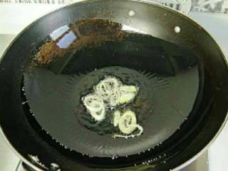 香菇油菜,起油锅烧热，放葱片爆香。