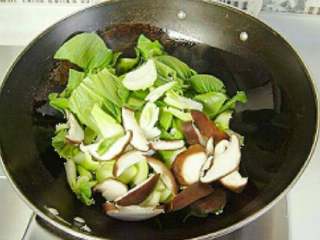 香菇油菜,放入油菜和香菇，加盐  糖 快速翻炒。