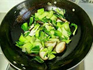 香菇油菜,淋入调好的水淀粉加味精炒匀。