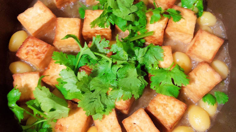白果炖豆腐,撒上香菜末，翻炒均匀即可出锅了。