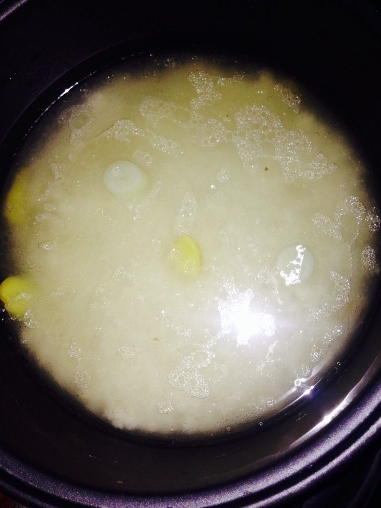 海南鸡饭,炒完将米倒进电饭煲里，加入刚才煮鸡的鸡汤来煮饭