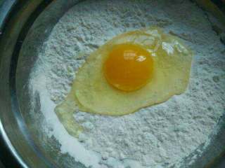 早餐鸡蛋饼,打入一个鸡蛋