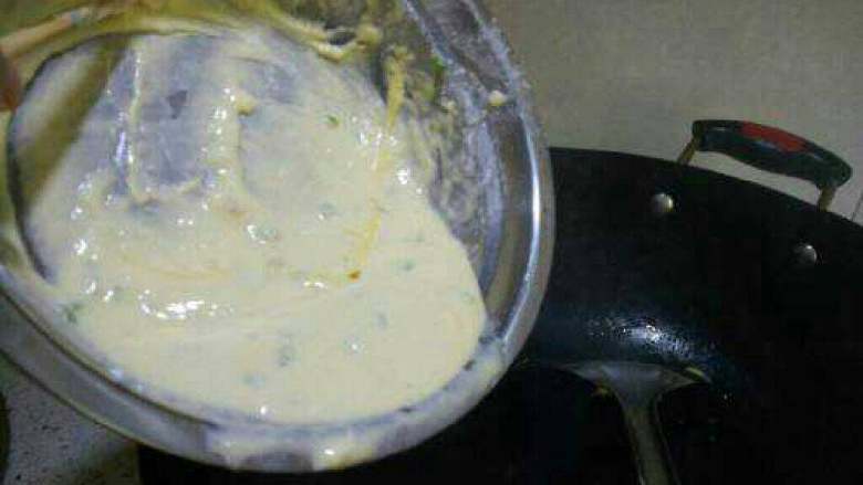早餐鸡蛋饼,平底锅加少量油微热，倒入面糊摊开成圆饼。