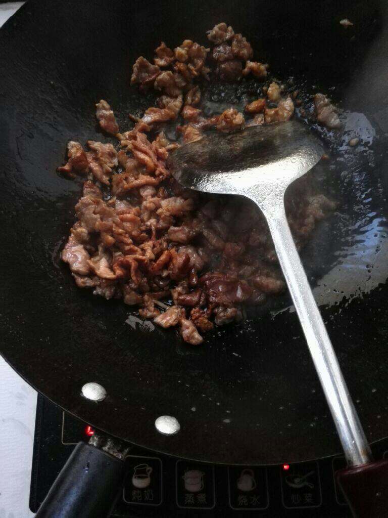 春笋炒肉,锅里热油下入腌好的肉片翻炒至变色盛起