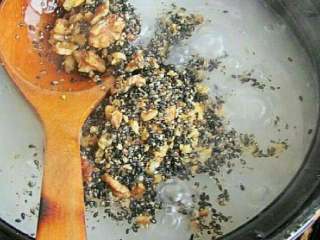 自制黑芝麻核桃粥,再放入捣碎的核桃仁和黑芝麻，搅匀煮上2分钟关火即可。