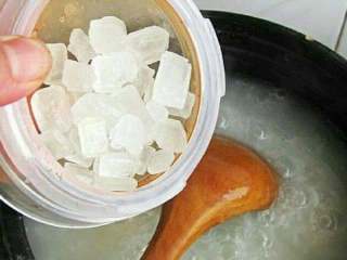 自制黑芝麻核桃粥,米粥煮至粘稠加冰糖，熬至冰糖融化。