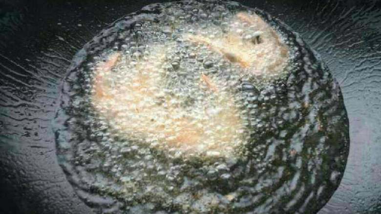 自制(椒盐虾),热锅里放适量油开后把虾倒进去炸。