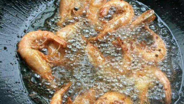自制(椒盐虾),炸得焦黄就可以捞出。