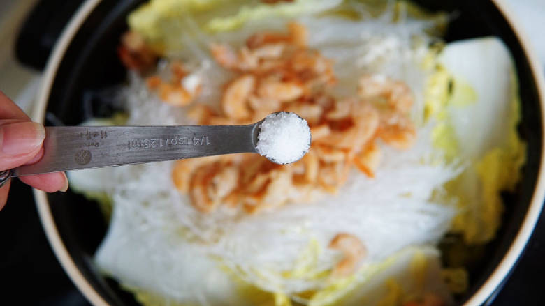 虾米粉丝煲,加盐调味