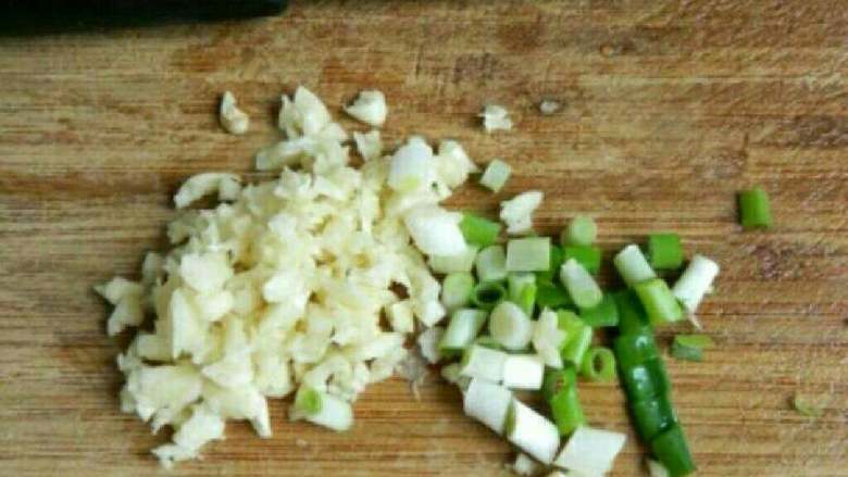 炒苜蓿,葱和大蒜切碎。