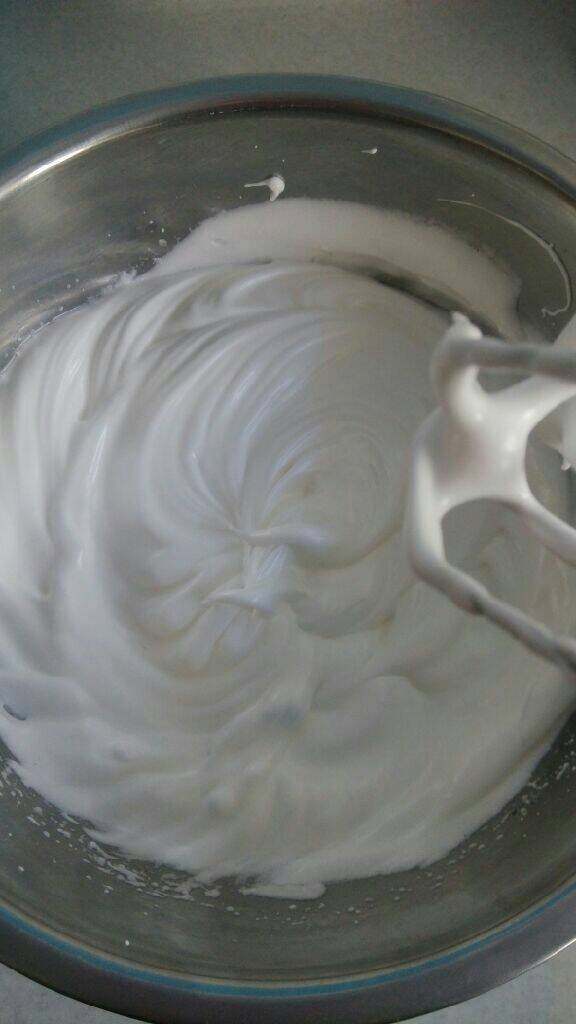 酸奶蛋糕,打发蛋白,将蛋白打至硬性发泡