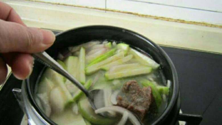 自制韩式大酱汤,放入西葫芦  豆腐 适量韩国大酱。