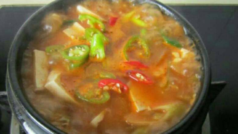 自制韩式大酱汤,最后放青红椒煮1分钟关火即可。