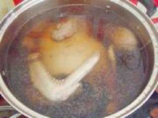 家庭盐水鸭,鸭子腌渍好放在冷的卤水中浸泡两个小时。捞出来挂着晾干。大概一小时左右
