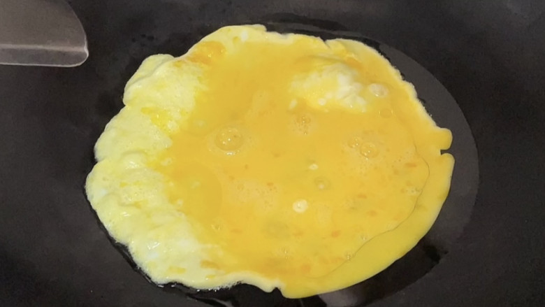 包菜胡萝卜炒鸡蛋,锅中油烧热后倒入蛋液