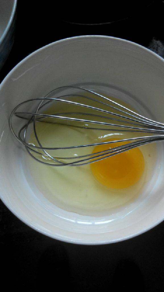 原蛋布丁,一个全蛋磕碗里用蛋抽。打散