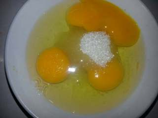 焦糖布丁（简单版）,材料:打入3个鸡蛋、再加入砂糖15克、搅至砂糖完全混合溶解于鸡蛋。（蛋液）