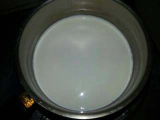 焦糖布丁（简单版）,300克牛奶倒入铁锅开小火温热下即可、不要开大火煮开。