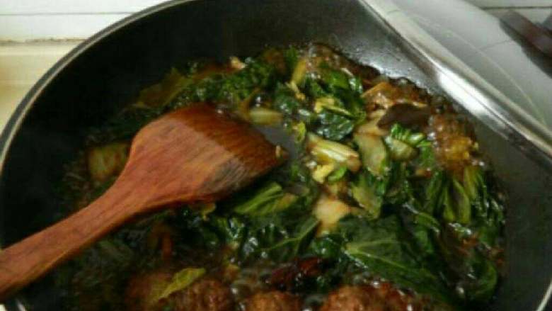 青菜烧肉圆,放青菜段加盐和鸡精烧15分钟关火。