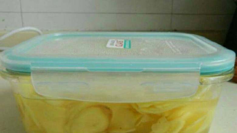自制寿司姜,把生姜片放入密封盒中加入甘醋汁浸泡一夜即可食用。