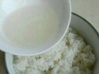 日式军舰寿司,取一碗米饭加入10毫升寿司醋拌匀备用。