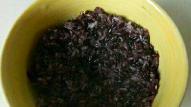 蜜汁紫米八宝饭,然后铺上一层紫米压实。