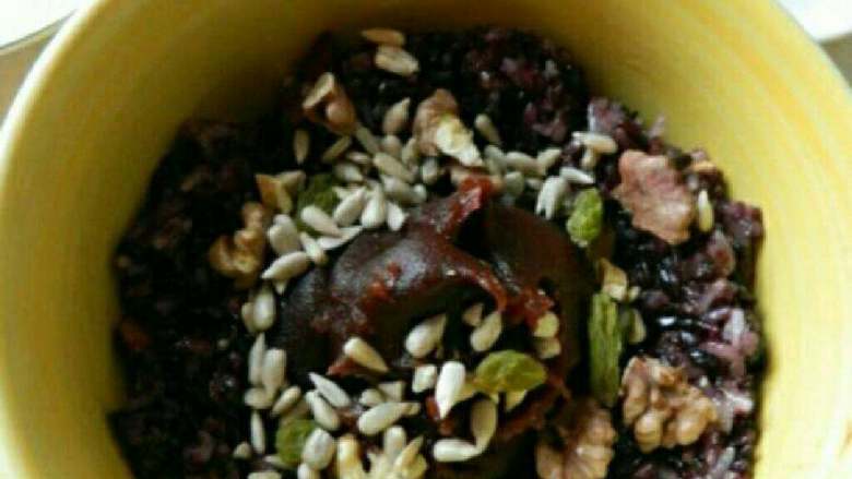蜜汁紫米八宝饭,中间放红豆沙，再加入一些瓜子 核桃 葡萄干。