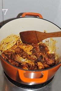 红咖喱鸡肉炖杂蔬,倒入鸡块继续小火翻炒至表面全部裹上红咖喱酱