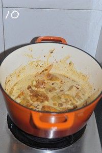 红咖喱鸡肉炖杂蔬,转中火煮开