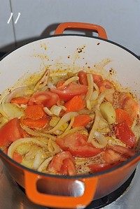 红咖喱鸡肉炖杂蔬,倒入步骤5炒好的蔬菜和番茄块，煮开后转小火盖上盖子焖煮20分钟即可